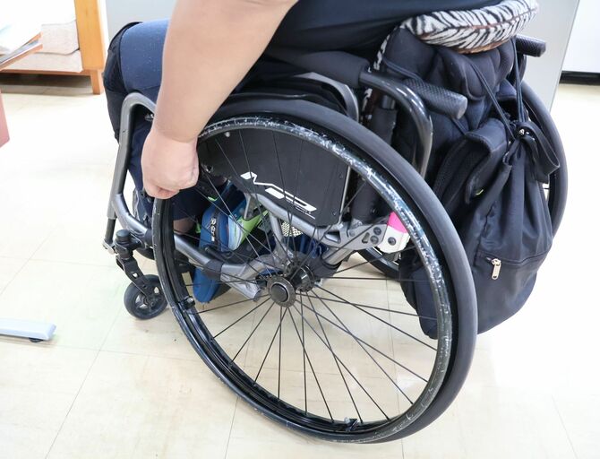 鉄道の障害者運賃割引の対象にならなかった経験を語る車いすの男性＝福井市内