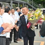 鹿沼・松井市長が初登庁　「全国一庶民的な市長目指す」
