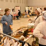 子育て中の女性の孤立解消、自立推進へ　足利でマルシェ　エステや菓子店ずらり、生理痛体験も