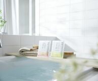 アイセイ薬局KuSu×生活の木コラボレーション　天然精油が香る薬用入浴剤　第2弾「パロサントの香り」登場