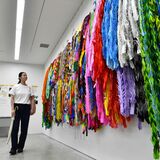 平和願う「千羽鶴」壁一面に　那須塩原市図書館みるる　市民らから募った６万2105羽