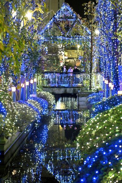 幻想的な明かりに包まれる釜川沿い=21日午後5時30分、宇都宮市中央本町
