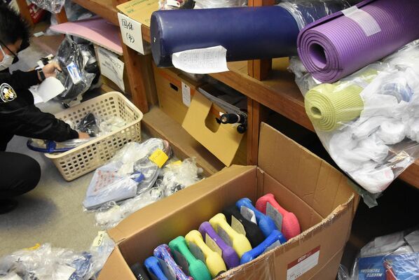宇都宮南署に届いた国体や障スポ関連の拾得物＝21日午後、宇都宮南署