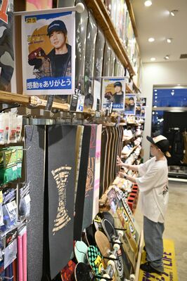 スケートボード関連商品を扱うスポーツショップ。パリ五輪の日本勢の躍進にブーム再燃を期待する＝30日夜、宇都宮市インターパーク４丁目