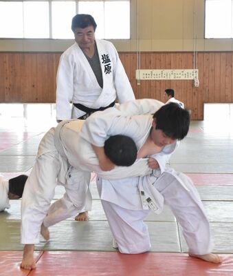 中学生を教える那須塩原柔道連盟の指導員