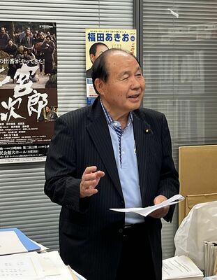 報道陣の取材に応じる福田氏＝21日午後、衆院議員会館