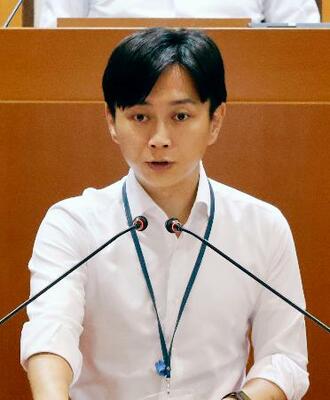 　宮崎市議会本会議で、市長選への立候補を表明する清山知憲市長＝９日午前