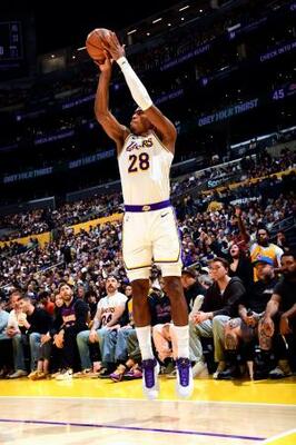 　ニックス戦でシュートを放つレーカーズの八村＝ロサンゼルス（ＮＢＡＥ・ゲッティ＝共同）