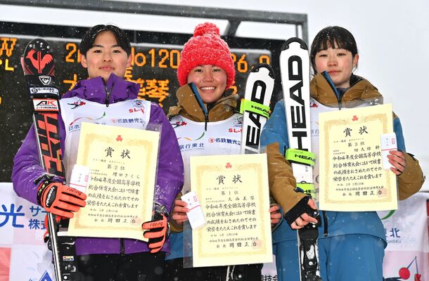 表彰台の中央で笑顔を見せる足大付の大西（中央）