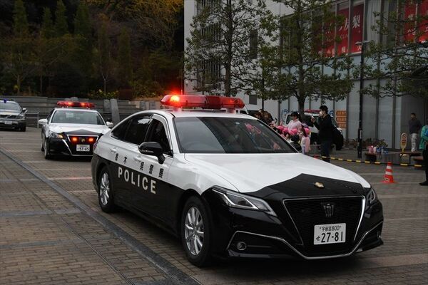 宇都宮環状線のパトロールに出発するパトカー＝11日午前、宇都宮市馬場通り４丁目
