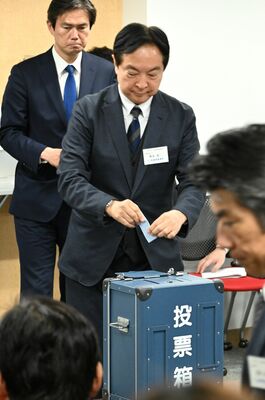 代表選で投票に臨む輿水氏=13日午後、都内の中道改革連合本部