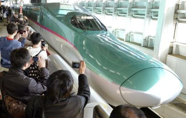 　ＪＲ新青森駅に到着した北海道新幹線の「はやぶさ」＝２０１６年