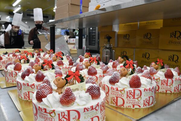 ピークを迎えたクリスマスケーキ作り＝２３日午後１時４５分、那須塩原市緑１丁目