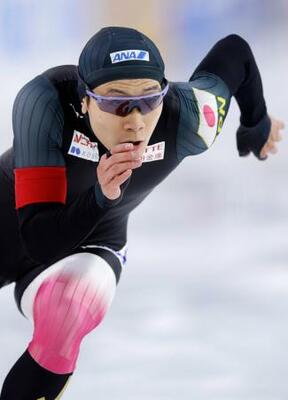 男子500メートルで滑走する森重航。3位に入った=ヘーレンフェイン(共同)
