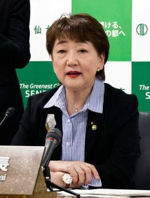 　仙台市役所で記者会見する郡和子市長＝２８日午後