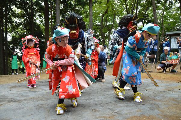 子どもたちが美しい衣装で舞い踊る河井のささら＝２０２３年９月