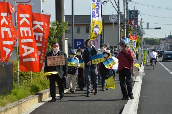 集会後、護憲を訴えながらパレードする市民ら＝３日午後、小山市内