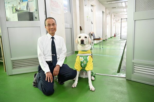 犬舎を案内する奈良部事務局長(左)とPR犬