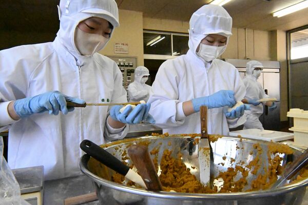 校内用にカレーパンを作る生徒たち