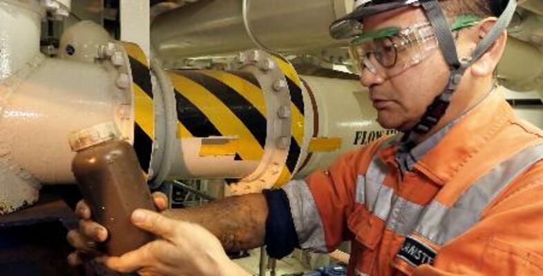 船上に引き揚げられ、ボトルにつめられたレアアース泥=1日、東京・南鳥島沖(SIP/海洋研究開発機構提供)