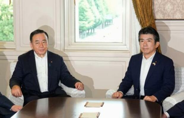 会談に臨む自民党の梶山国対委員長(左)と中道改革連合の重徳国対委員長=8日午前、国会