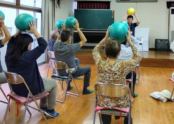 認知症予防教室で指導する高橋さん