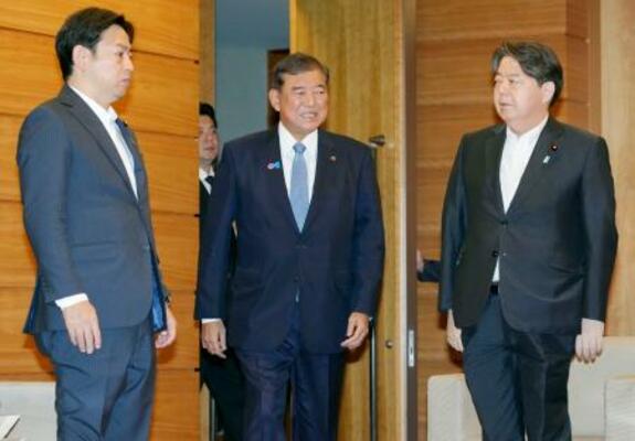 　閣議に臨む石破首相（中央）＝５日午前、首相官邸