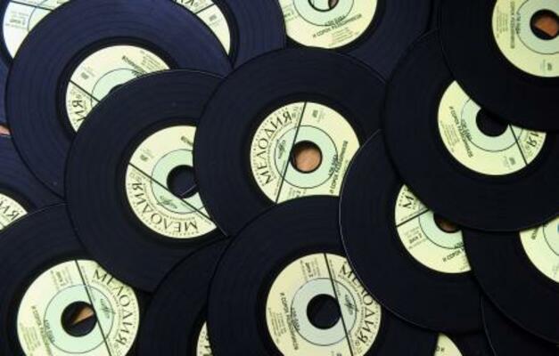 ロシアの老舗レコードレーベル「メロディア」のレコード=2012年7月、モスクワ(タス=共同)