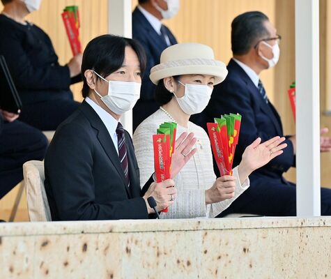「いちご一会とちぎ大会」開会式の式典演技で手拍子する秋篠宮さまご夫妻＝２９日午前１１時１５分、カンセキスタジアムとちぎ、代表撮影