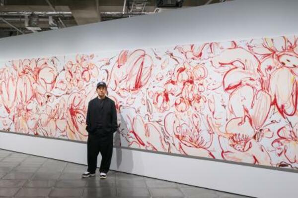 　桜をモチーフにした大型作品「Ａ　ＭＯＭＥＮＴＯ，２０２６」の前に立つＳＨＵＮ　ＳＵＤＯさん（写真提供：Ｇｉｎｚａ　Ｓｏｎｙ　Ｐａｒｋ）