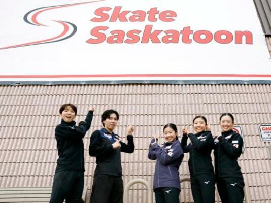 練習を終え写真に納まる(左から)友野一希、三浦佳生、中井亜美、千葉百音、青木祐奈=29日、カナダ・サスカトゥーン(共同)