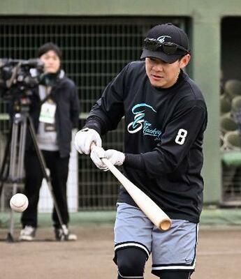 　打撃練習するソフトバンク・牧原大＝福岡県小郡市