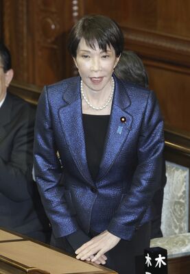 衆院本会議で第１０５代首相に指名され、起立する高市早苗首相。衆院定数の４分の３を占める巨大与党による国会運営が始動した＝18日午後３時１分