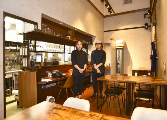 店内で佐藤代表（左）と鈴木シェフ