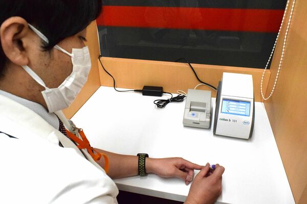 自分で採血し検査するための機器が置かれた検体測定室＝22日午後、栃木市日ノ出町