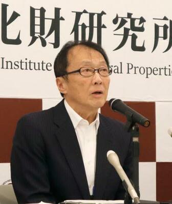 記者会見する奈良文化財研究所の本中真所長=10日午後、奈良市