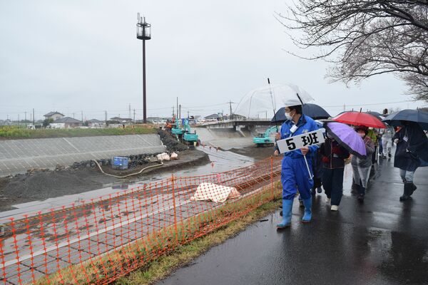 歩きながら工事現場を見学する参加者