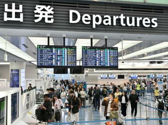 　羽田空港から出国する人たち＝１８日
