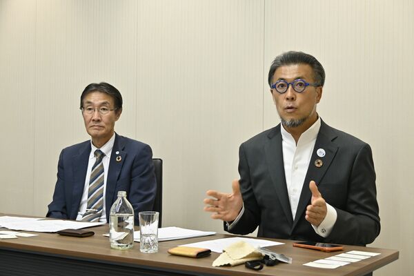 新拠点の整備計画について説明する大川社長（右）。左は熊野社長＝12日午前、東京都
