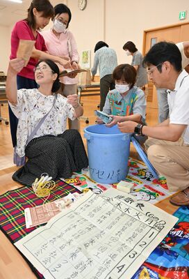 50年ぶりにタイムカプセルを開封する卒業生たち