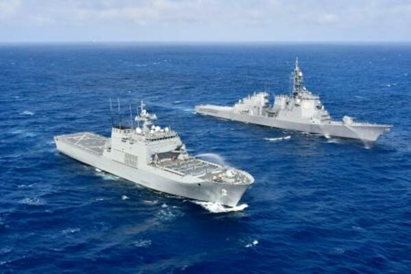 捜索救難訓練に参加した海上自衛隊のイージス艦「こんごう」(奥)と韓国の揚陸艦「チョンジャボン」(手前)(海上自衛隊提供)