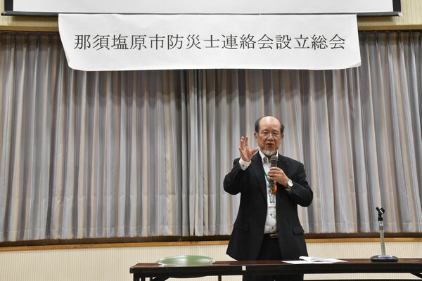設立総会であいさつする小泉会長