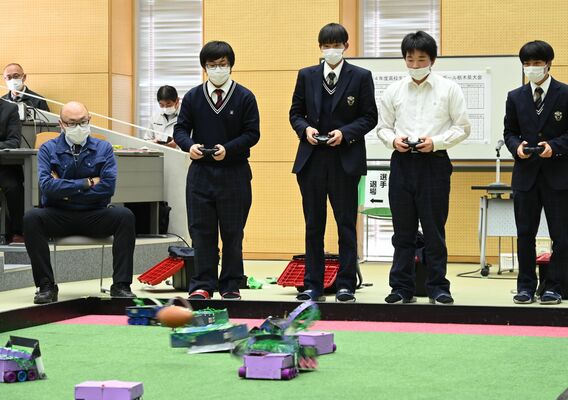 競技でロボットを操る高校生ら