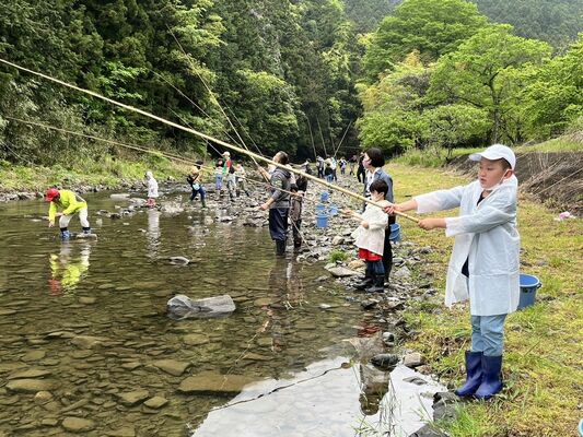 氷室地区育成会と渡良瀬漁協秋山支部が開催した釣り教室（同支部提供）