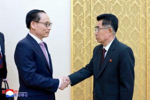 　ベトナムのレ・ホアイ・チュン外相（左）と握手する北朝鮮の金成男・朝鮮労働党国際部長＝１３日、平壌（朝鮮中央通信＝共同）