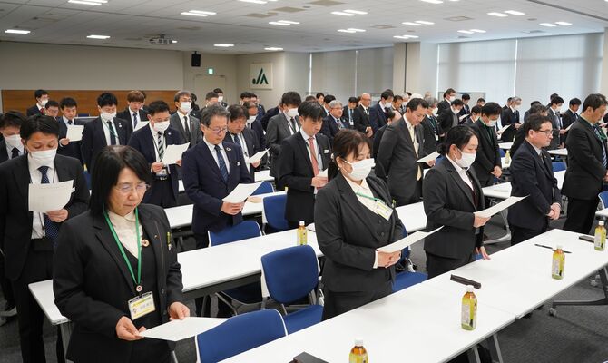 合同新年祝賀会でＪＡ綱領を読み上げる出席者＝６日午前、宇都宮市