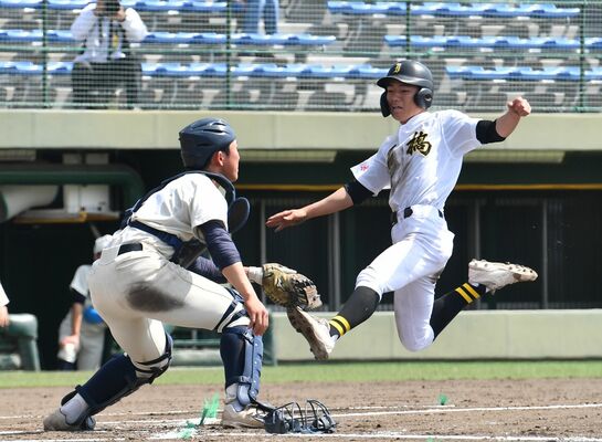 ３回、石橋の二走・川津が平野の左前適時打で生還＝エイジェック、井上孝男撮影