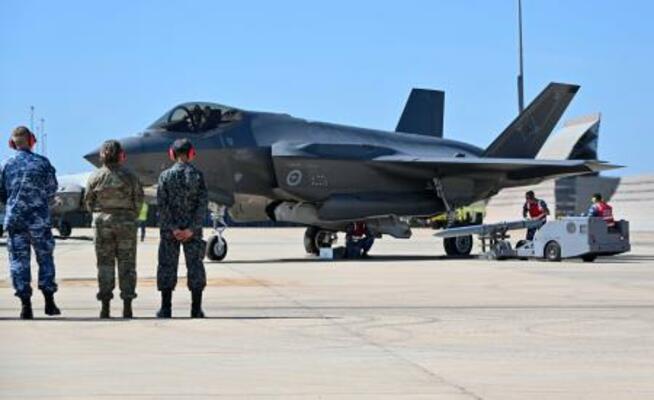 日米豪の共同訓練「サザン・クロス」でミサイルが搭載されるF35ステルス戦闘機=9日、オーストラリア・ダーウィン(共同)