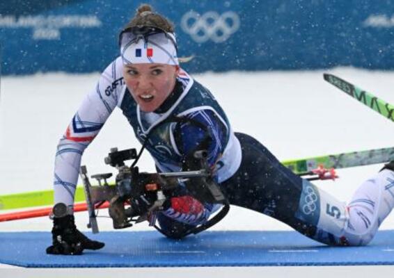 　バイアスロン女子１２・５キロ、射撃の伏射に臨むオセアヌ・ミシュロン＝２１日、アンテルセルバ（ロイター＝共同）