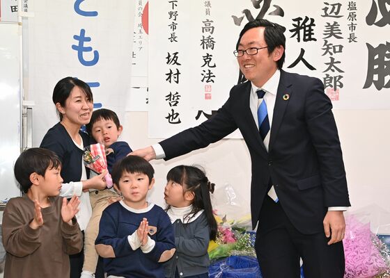 初当選し家族らと共に喜ぶ星雅人氏＝９日午後９時４５分、大田原市住吉町２丁目